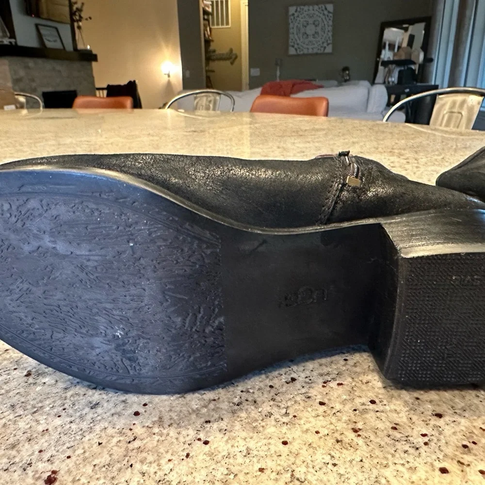 Ugg Jaspan black suede boot size 10.  Great condition